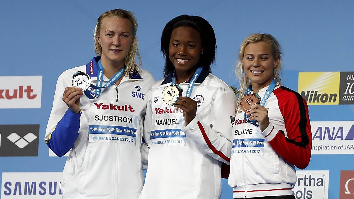 Pernille Blume med bronzemedaljen længst til højre &nbsp;i selskab med guldvinderen Simone Manuelfra USA i midten og svenske &nbsp;Sarah Sjostrom, der vandt sølv.