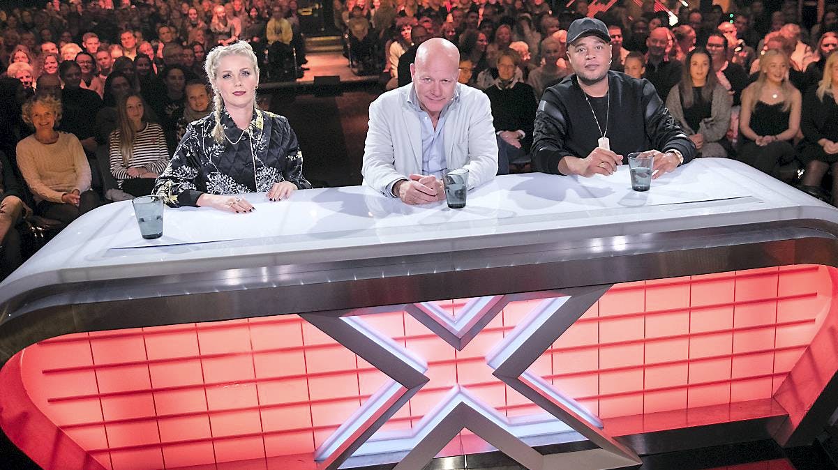 Dommerne i "X Factor" på DR1, Mette Lindberg, Remee og Thomas Blachman, sidder klar til FiveChairChallenge. 
