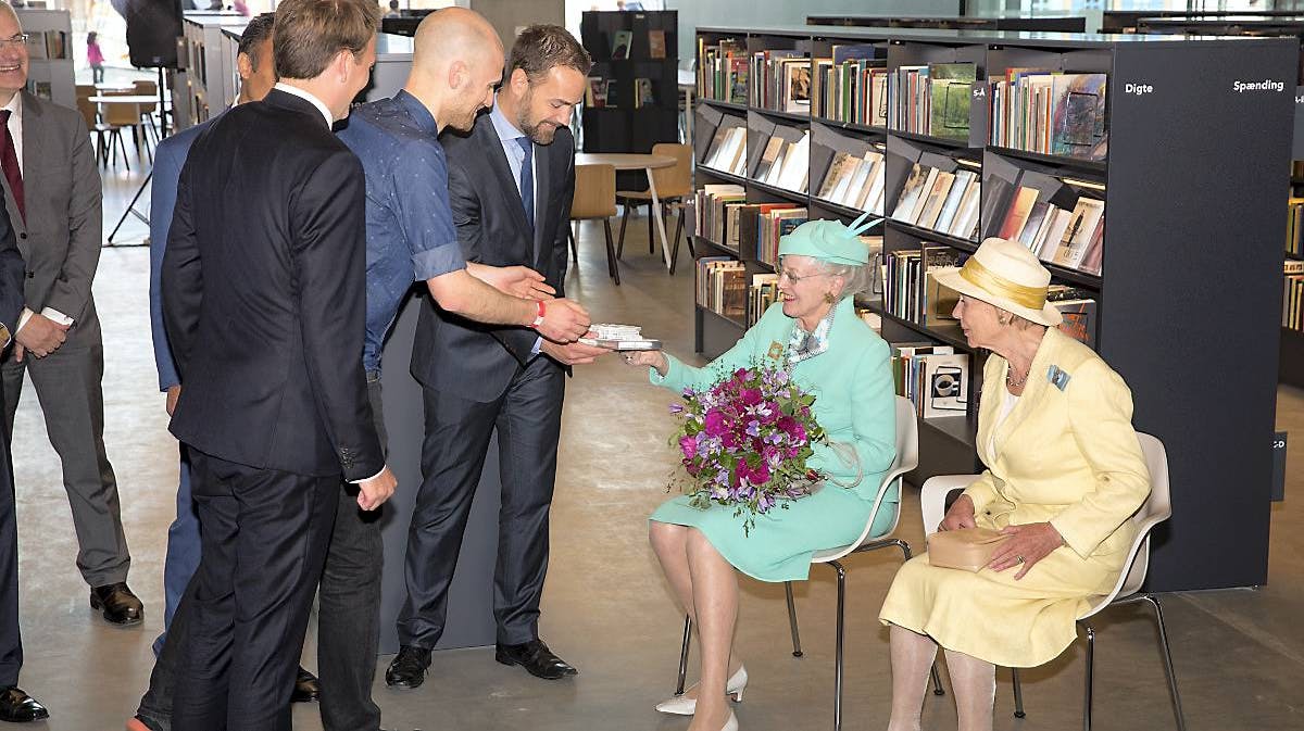 Dronning Margrethe fik overrakt en model i 3D af Aarhus' nye midtpunkt