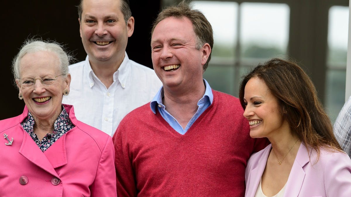 Dronningen sammen med prins Gustav og prinsesse Carina på Gråsten Slot i 2016. 