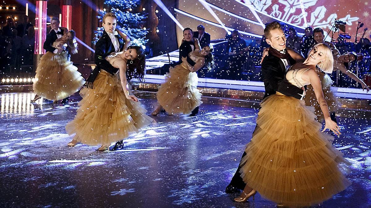 Mie Moltke & Frederik Nonnemann (tv), Claudia Rex & Mads Vad, Sofie Kruuse & Thomas Evers Poulsen, Jenna Bagge & Morten Kjeldgaard, Katrine Bonde & Michael Olesen på dansegulvet i 'Vild med dans - julebal'.