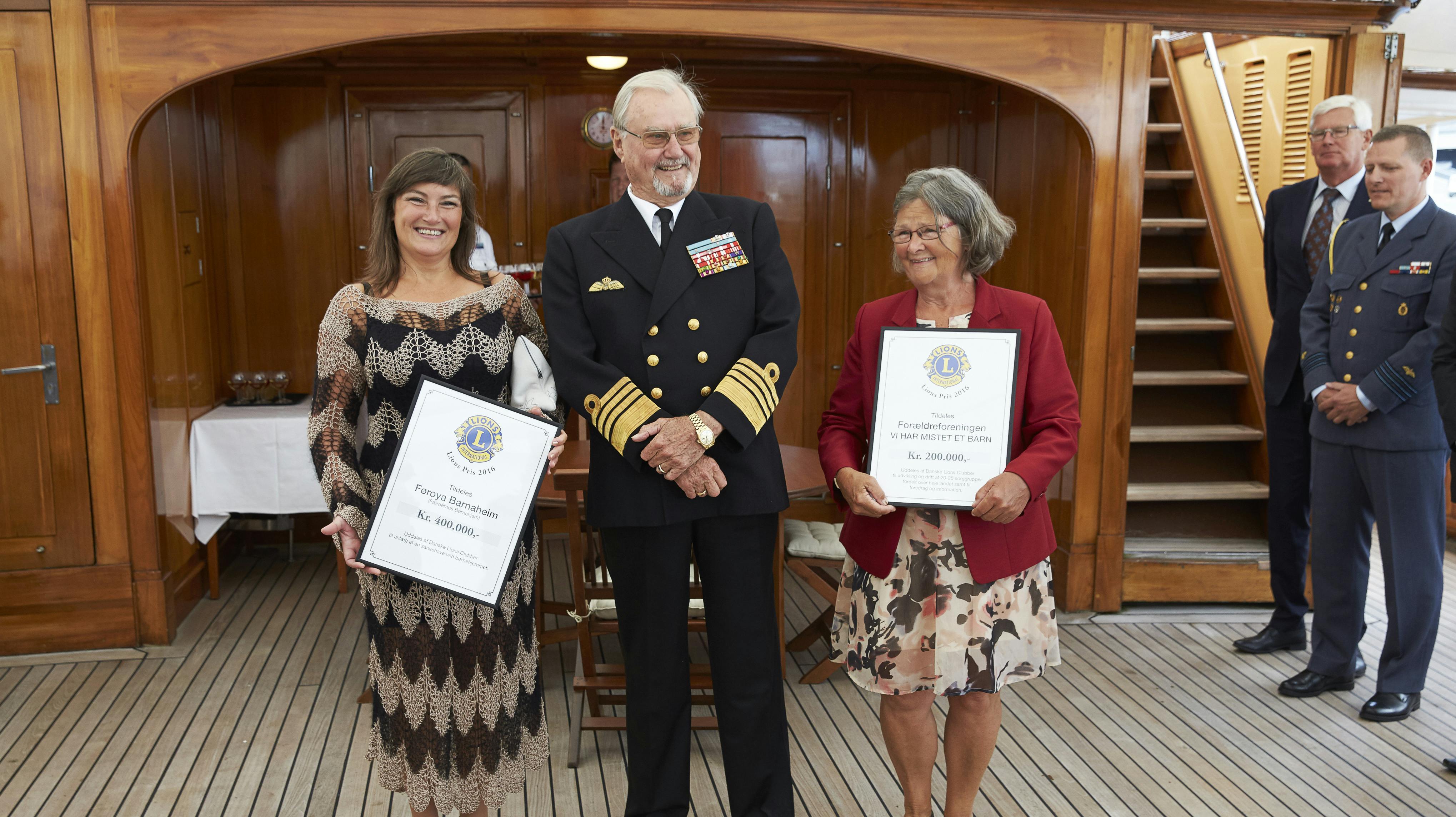 Prins Henrik omgivet af prismodtagerne. Til venstre Hildur Hermansen fra Færøernes Børnehjem og Åse Bech Pedersen fra foreningen "Vi har mistet et barn".