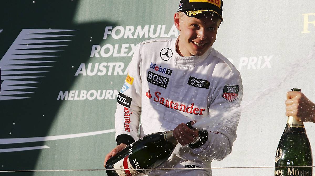 Kevin Magnussen fejrer sin tredjeplads med champagne