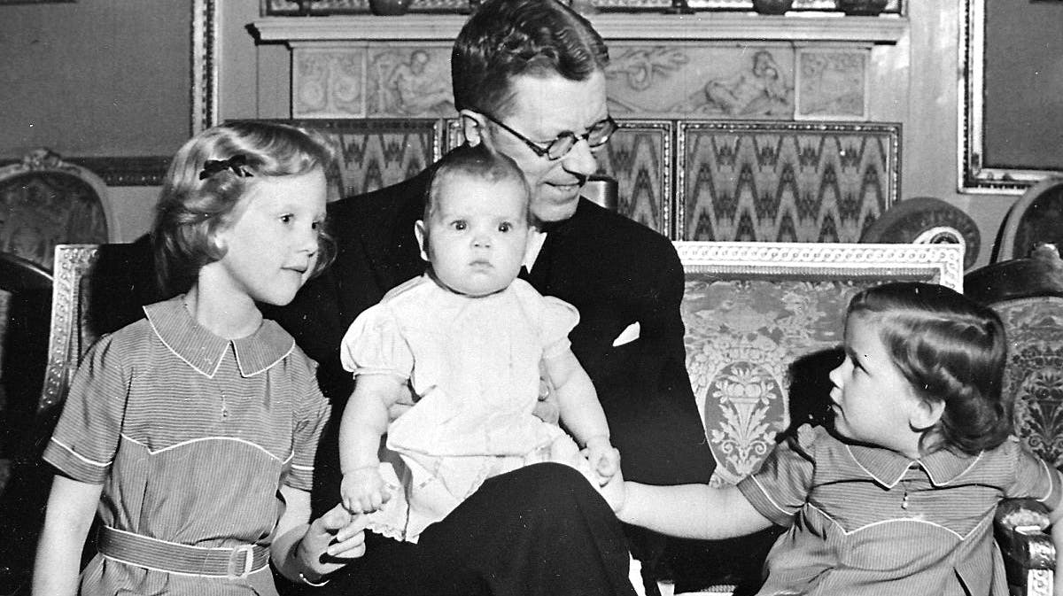 Prinsesse Margrethe, prinsesse Benedikte og prinsesse Anne-Marie på påskebesøg hos deres morfar, kronprins Gustaf Adolf af Sverige i 1947.