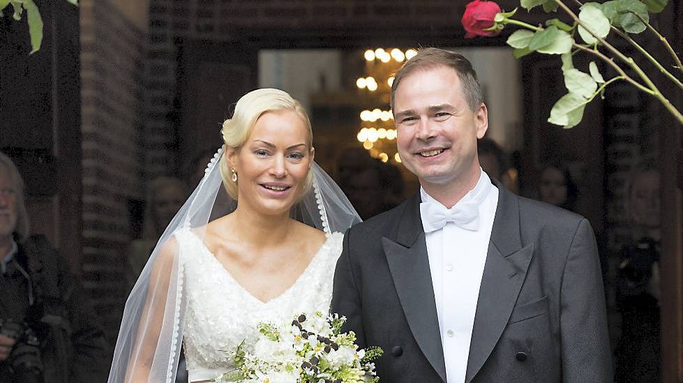 Nygifte Nicolai Wammen og Karen Lund på vej ud af Aarhus Domkirke.