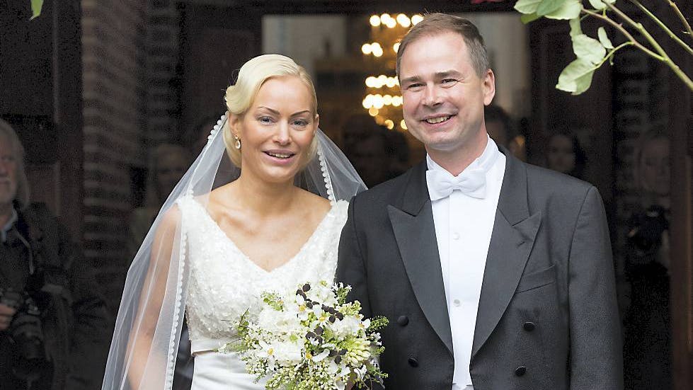 Nygifte Nicolai Wammen og Karen Lund på vej ud af Aarhus Domkirke.