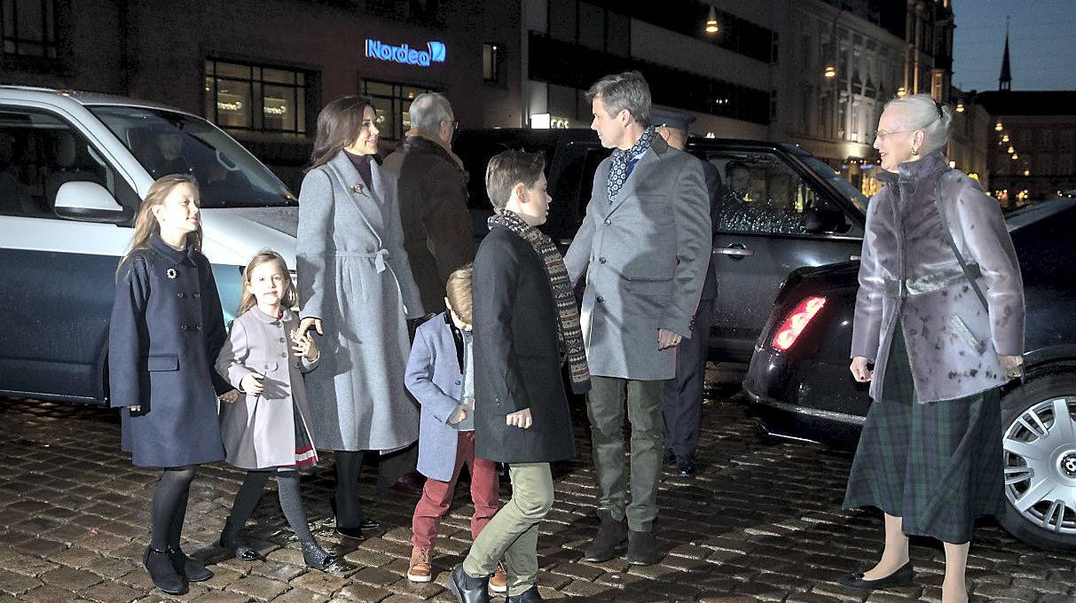 Dronning Margrethe, kronprins Frederik og kronprinsesse Mary med deres fire børn prins Christian, prins Vincent, prinsesse Josephine og prinsesse Isabella.