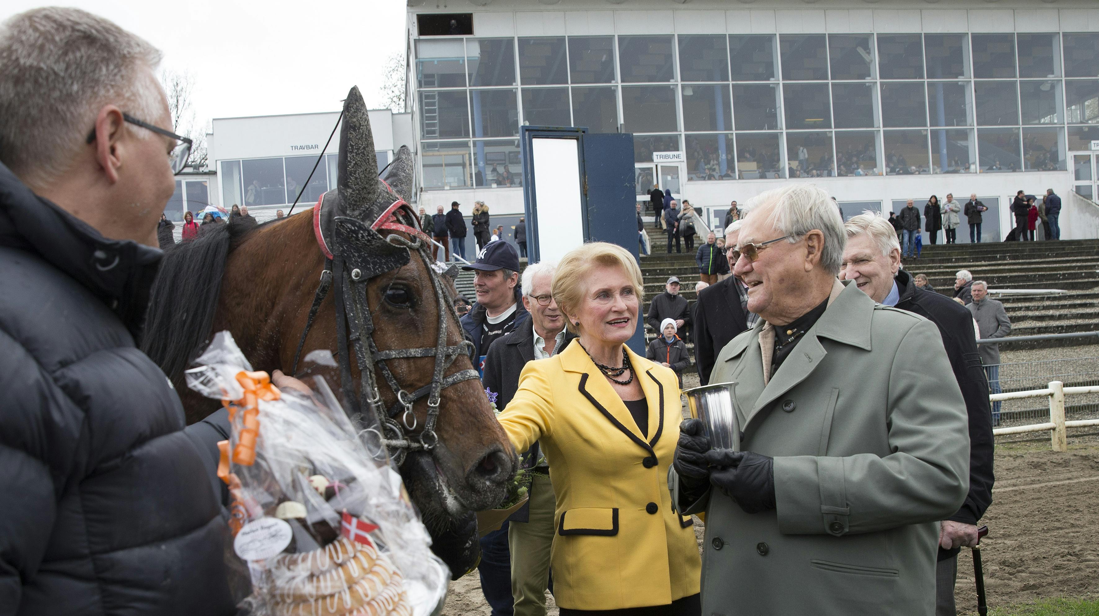 Prins Henrik og Karin Salling hilser på vinderhesten Sweet N'Sour på Jydsk Væddeløbsbane.