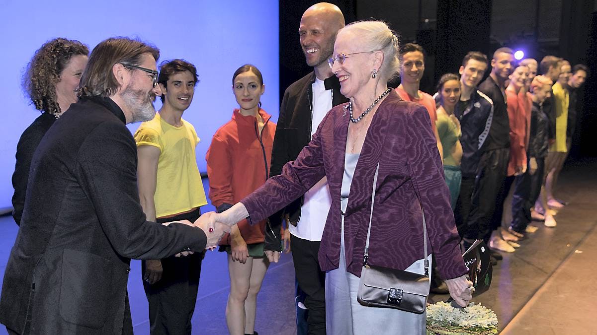 Dronning Margrethe hilser på Olafur Eliasson.