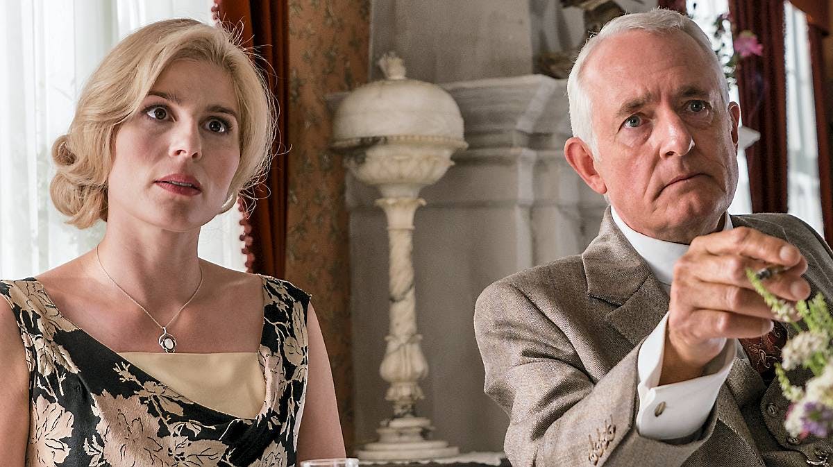 Cecilie Stenspil spiller fru Aurland, mens Peter Hesse Overgaard spiller hr. Aurland.