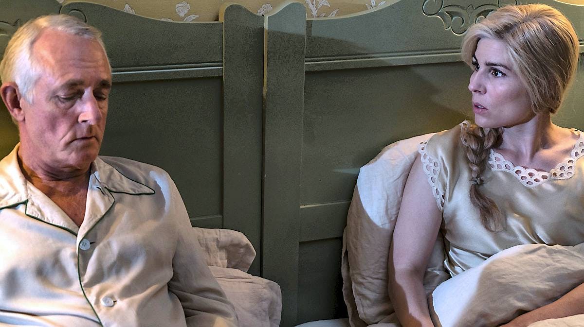 Hr. og fru Auland spillet af Peter Hesse Overgaard og Cecilie Stenspil.