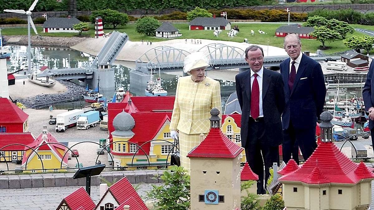 I 2003 besøgte dronning Elizabeth Legoland i Windsor, England, hvor hun sammen med prins Philip blev vist rundt af Kjeld Kirk Kristiansen. Her er de ved et område med dansk byggeri.