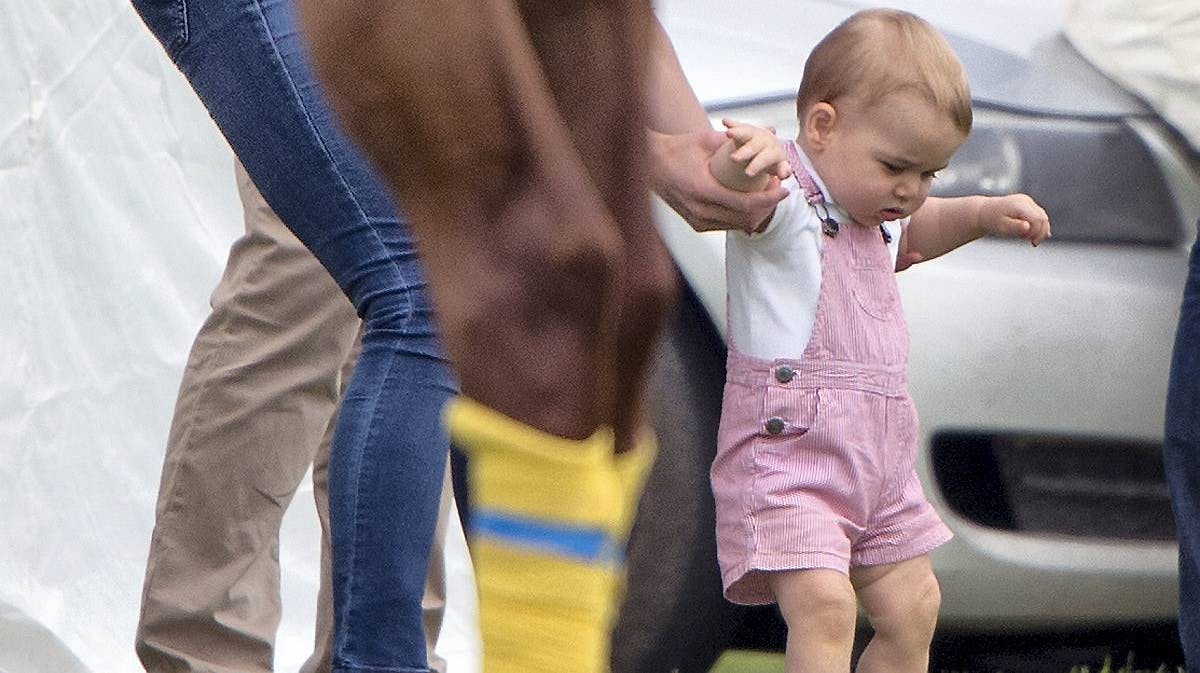 Den lille modeprins i sit fine rød/hvid-stribede bukesæt