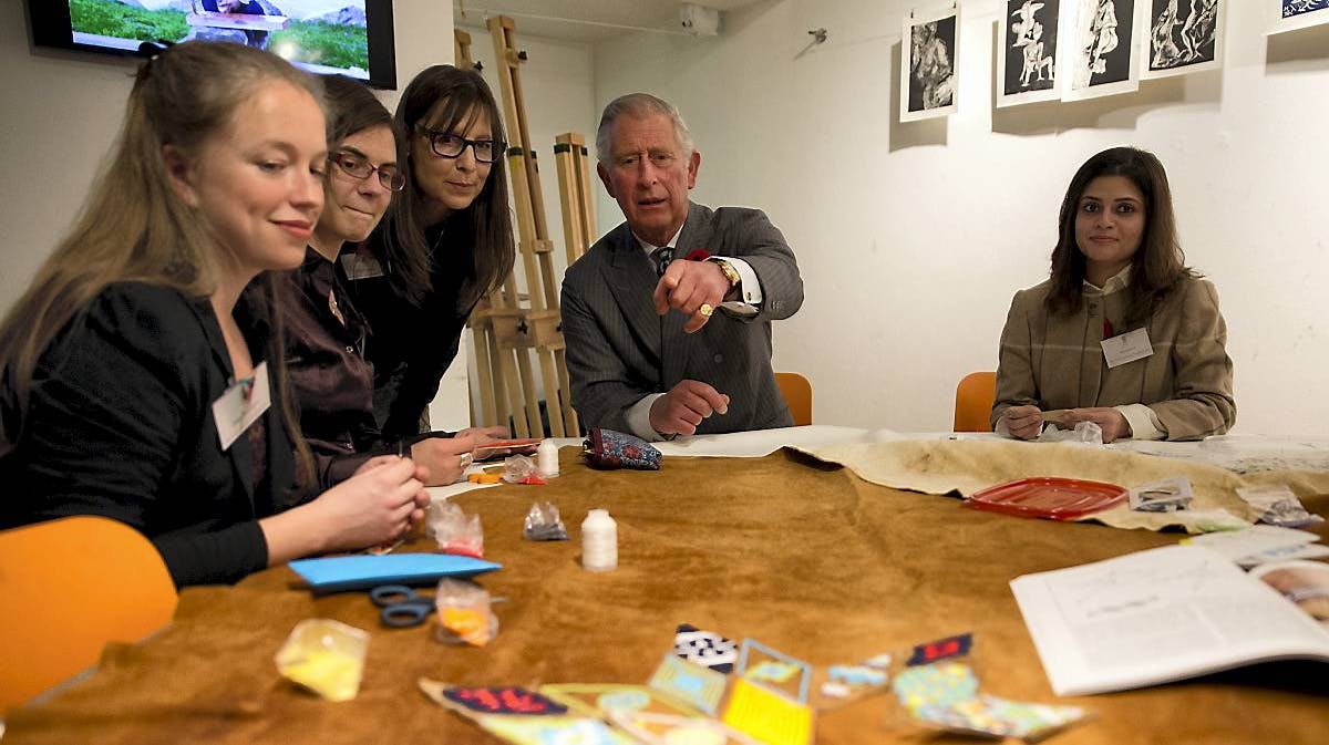 Prins Charles har sat sig for at lære, hvordan man syr perler og pindsvinepigge på et elgskind. Det skete, mens han var på rundvisning på en ny Emily Carr-udstilling i London.