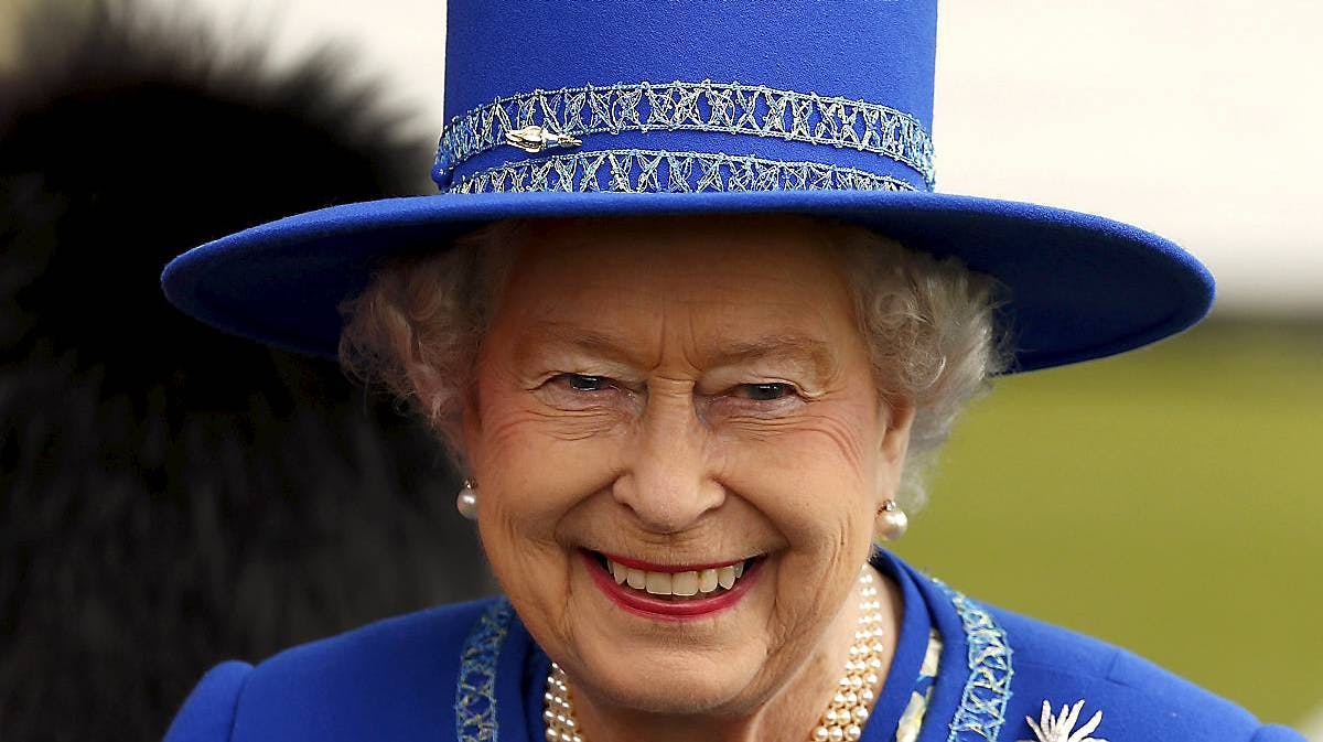 En smilende dronning Elizabeth, da hun gav nye faner til The Welsh Guards.