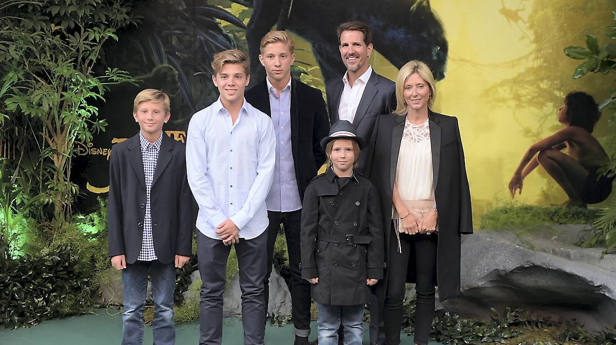 Kronprins Pavlos og kronprinsesse Marie-Chantal med deres fire sønner i 2016. Det er prins Achileas-Andreas i den lyse skjorte. 