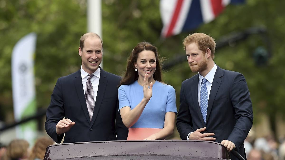 Prins William, hertuginde Catherine og prins Harry. 