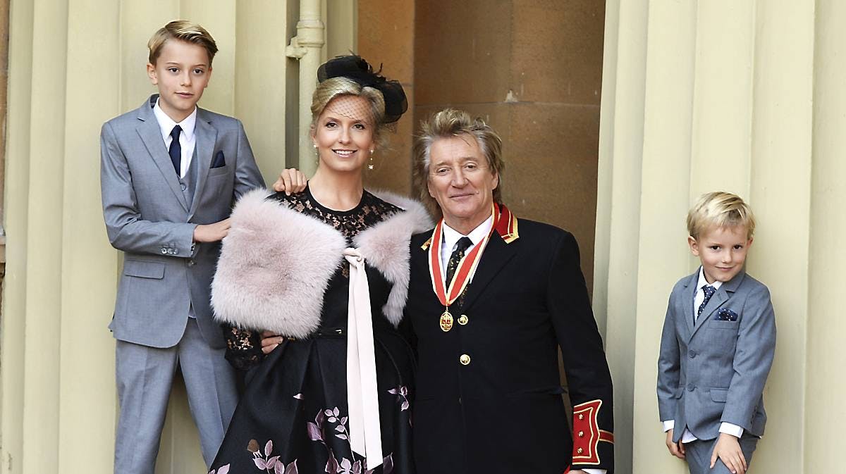 Rod Stewart med hustruen Penny og sønnerne Alistair og Aiden