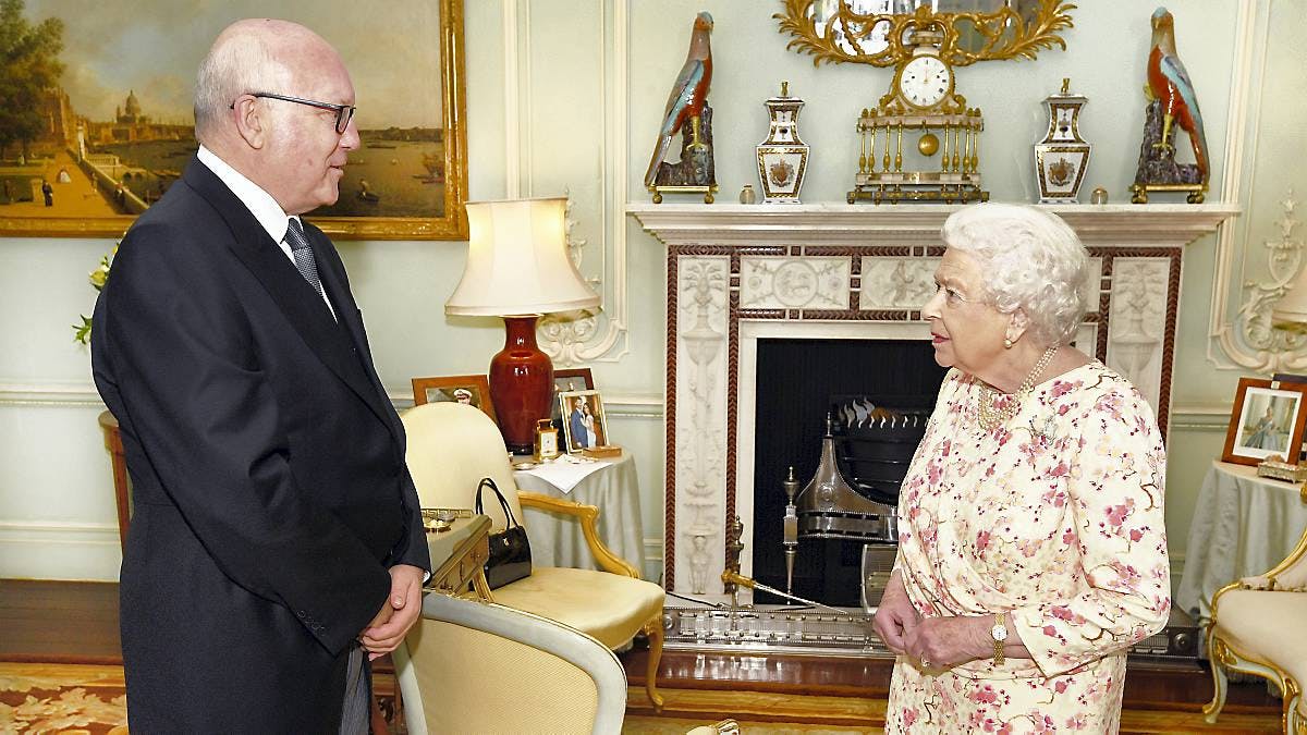 Dronning Elizabeth hilser på George Brandis