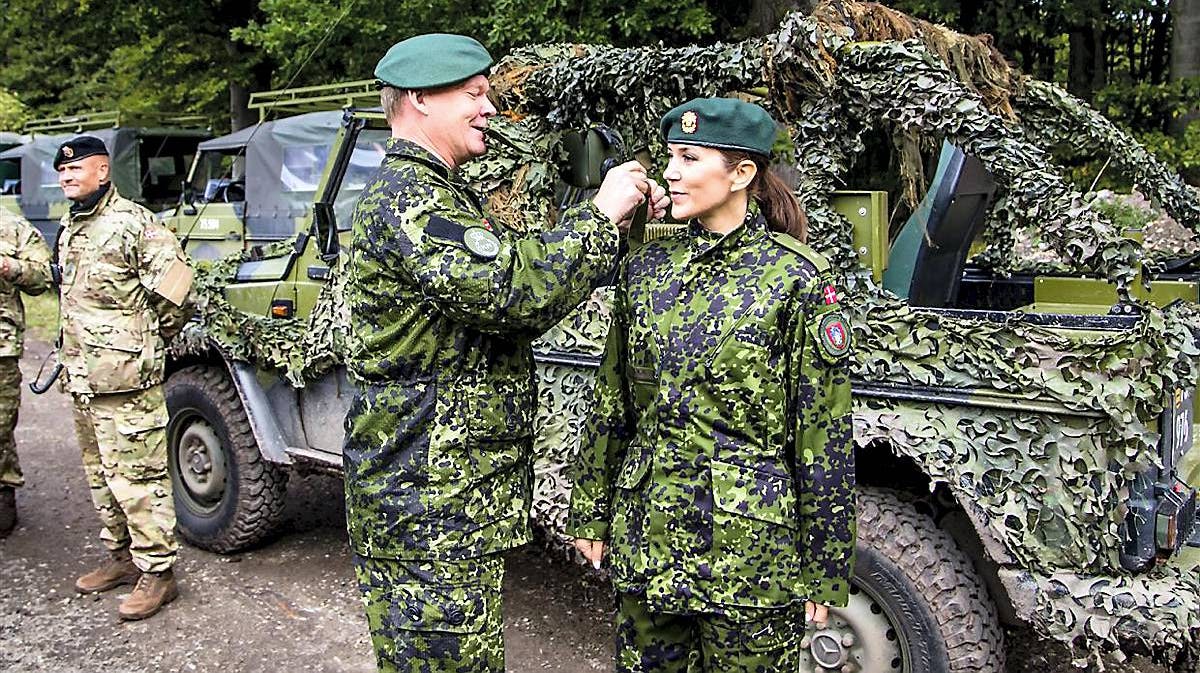 Kronprinsesse Mary får sine distinktioner på skulderen. De synlige tegn på, at hun nu er premierløjtnant i Hjemmeværnet.