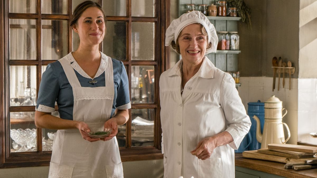 Rosalinde Mynster og Bodil Jørgensen i "Badehotellet" på TV 2.