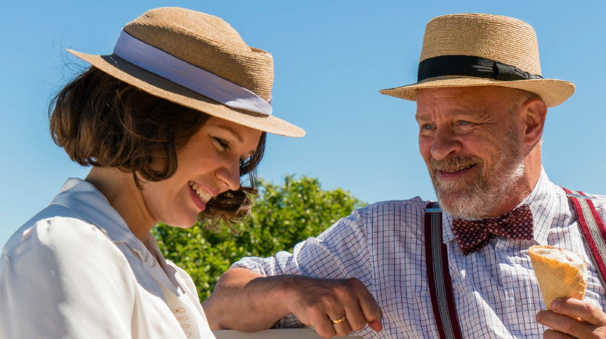 Amalie Dollerup og Lars Bom som Amanda og turistchefen Skovgaard i "Badehotellet".