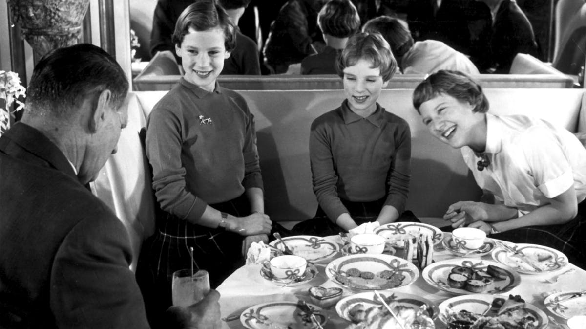 Kong Frederik og dronning Ingrid havde sammen med deres tre døtre, prinsesse Margrethe, prinsesse Benedikte og prinsesse Anne-Marie