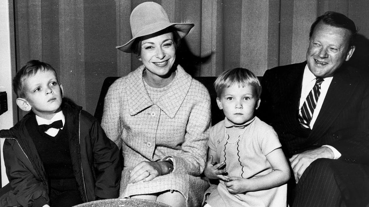 Helle Virkner og Jens Otto Krag med børnene Jens Christian og Søsser.