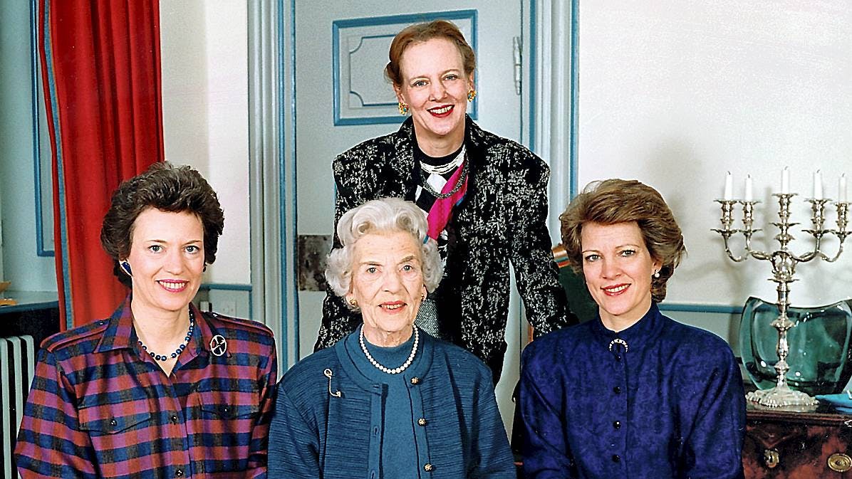 De stærke kvinder i det danske kongehus, fotograferet sammen i 1988. Og dronning Ingrid var det naturlige midtpunkt for sine tre døtre, hvoraf to blev monarker.