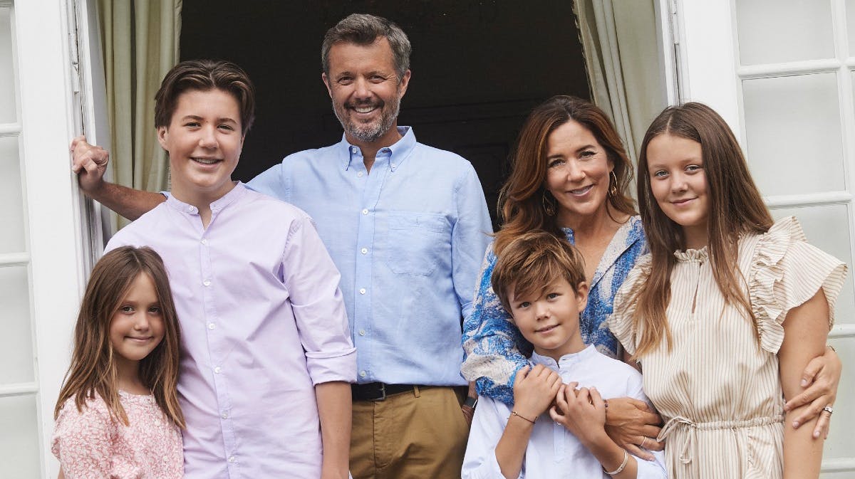 Kongehuset delte dette dejlige billede af kronprinsparret og deres børn i august sidste år sammen med en sød sommerhilsen. 