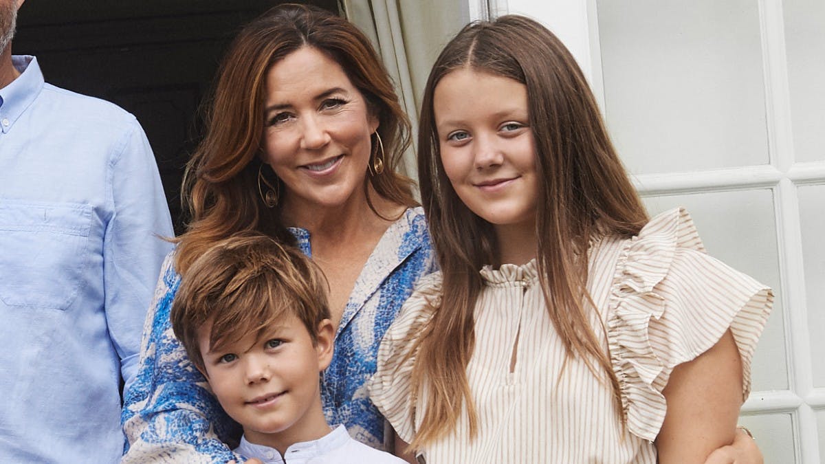 Kronprinsesse Mary sammen med prinsesse Isabella og prins Vincent på et af de fine sensommerbilleder, som kongehuset delte sidste år. 