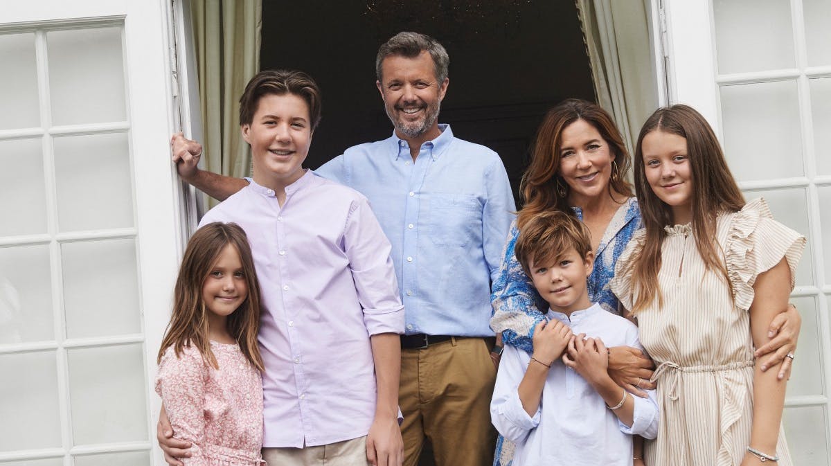 Kronprinsfamilien på et af de officielle sensommerbilleder taget i Fredensborg sidste år.&nbsp;