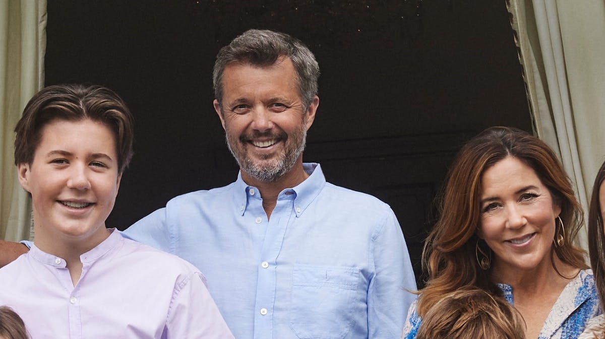 Kronprinsparret og prins Christian på sensommer-portrættet, som kongehuset delte sidste år. 