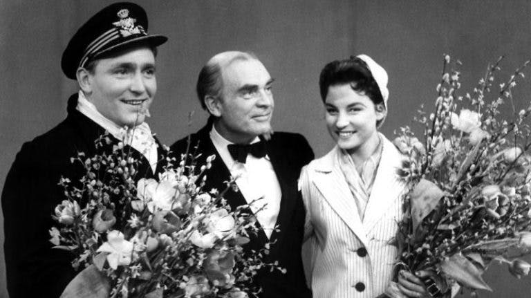 Gustav Winckler og Birthe Wilke vinder Danske Melodi grad prix i 1957 med ?Skibet skal sejle i nat?