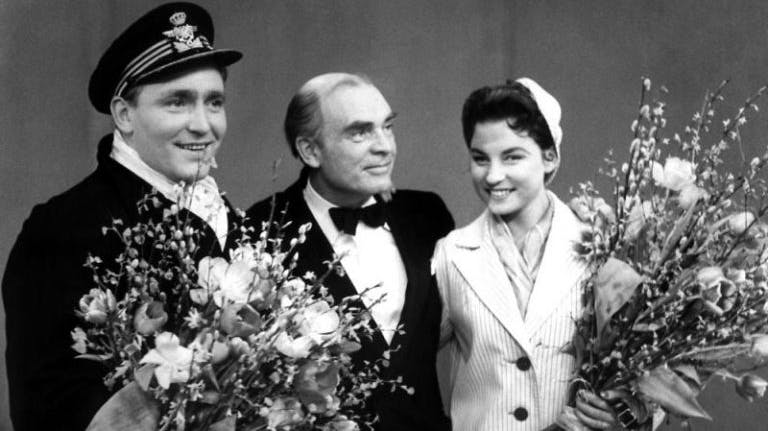 Gustav Winckler og Birthe Wilke vinder Danske Melodi grad prix i 1957 med ?Skibet skal sejle i nat?