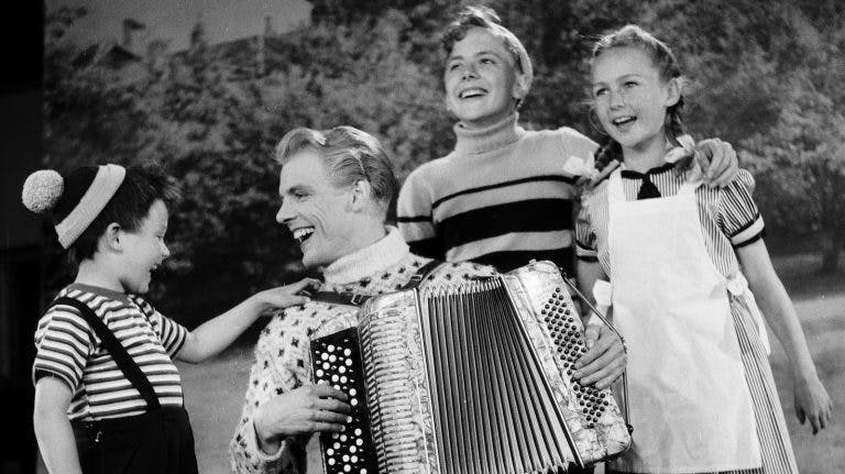 ?Spil en polka, spillemand? synger Per, Ole og Mie i "Far til fire"-filmen