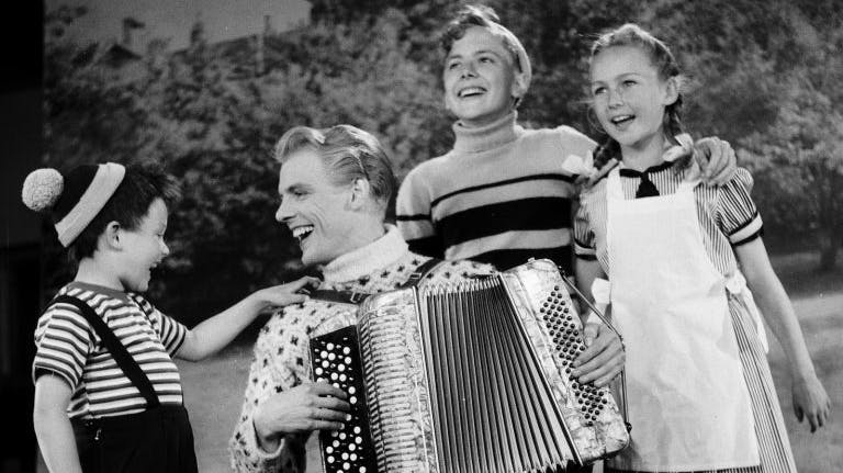 ?Spil en polka, spillemand? synger Per, Ole og Mie i "Far til fire"-filmen