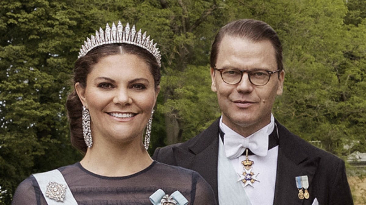 Kronprinsesse Victoria og prins Daniel er blevet fotograferet i anledning af deres ti-års bryllupsdag.