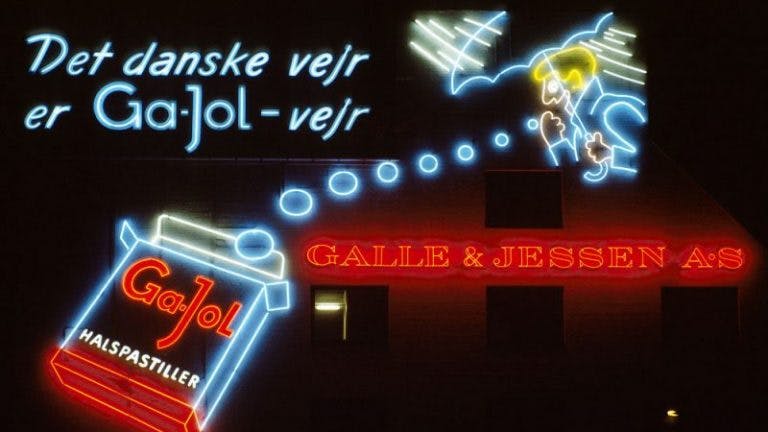 Ga-jol-manden på det ikoniske skilt med ordlyden "Det danske vejer er Ga-jol-vejr"