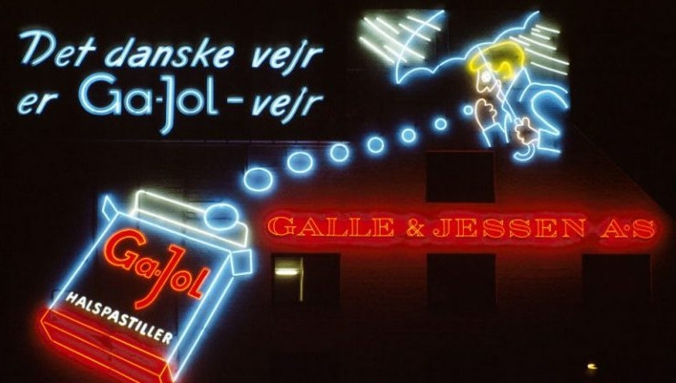 Ga-jol-manden på det ikoniske skilt med ordlyden "Det danske vejer er Ga-jol-vejr"