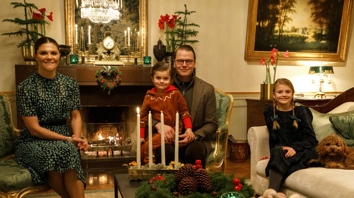Kronprinsessefamilien i deres hyggelige stue med masser af julepynt.&nbsp;