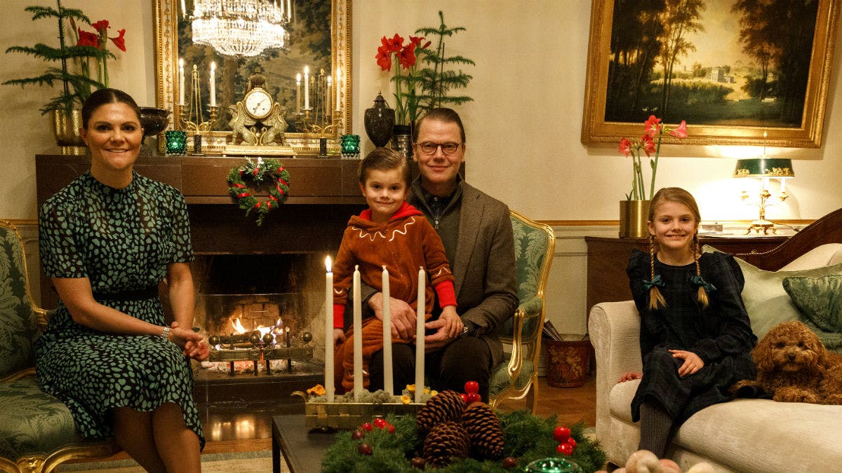 Kronprinsessefamilien i deres hyggelige stue med masser af julepynt.&nbsp;