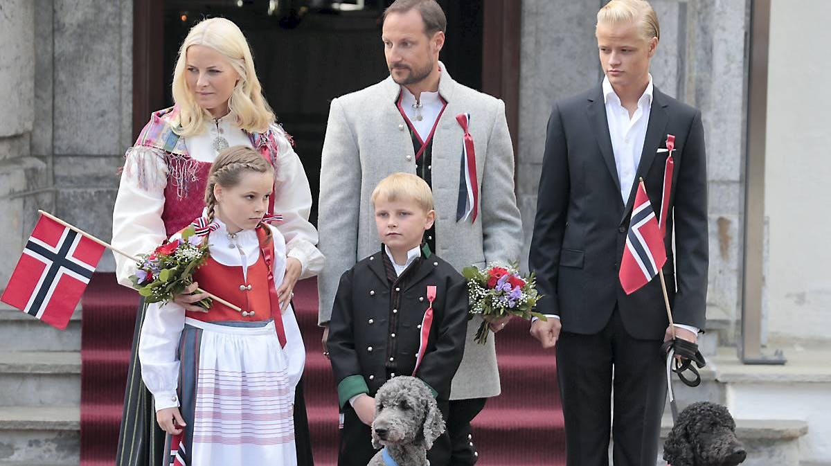 Børnene, prinssese Ingrid, prins Sverre Magnus og Marius, vinkede til de mange i optoget foran Skaugum.
