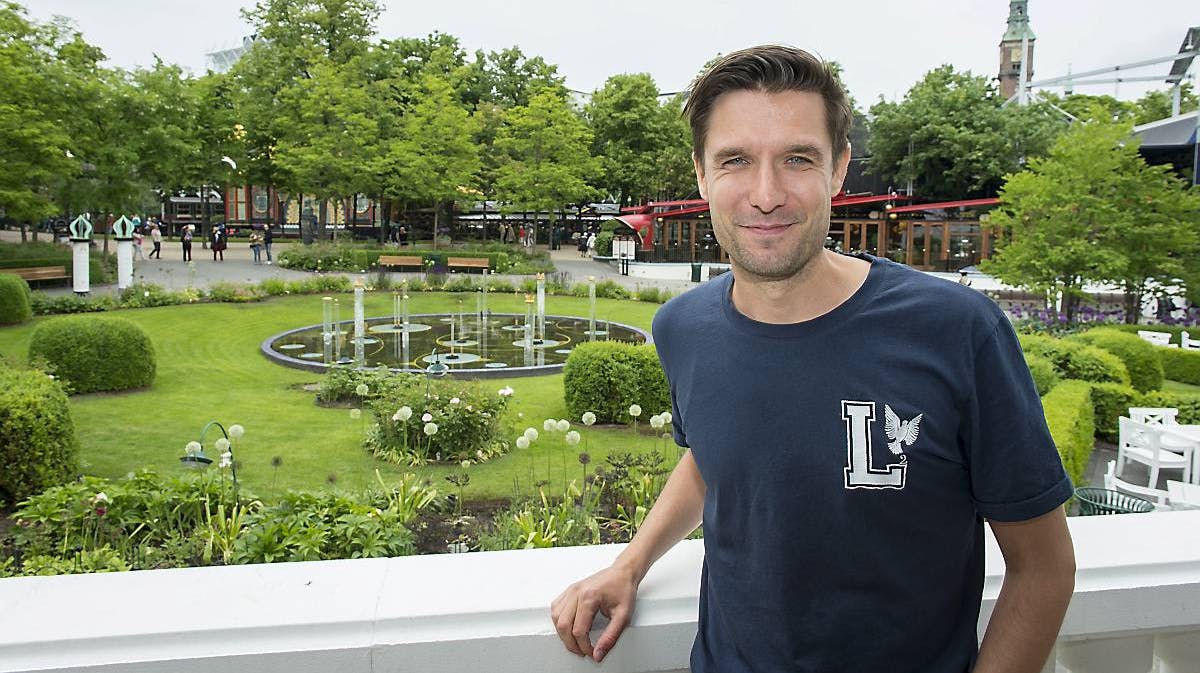 Morten Resen med sit velkendte smil i Tivoli, hvor han denne sommer tager TV-seerne med bag kulisserne