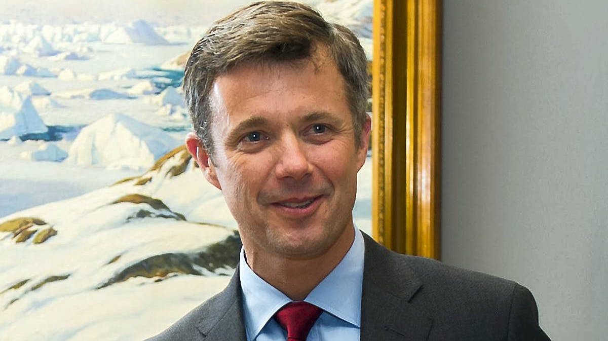 Kronprins Frederiks fly fra London til Sydafrika var forsinket på grund af tåge.