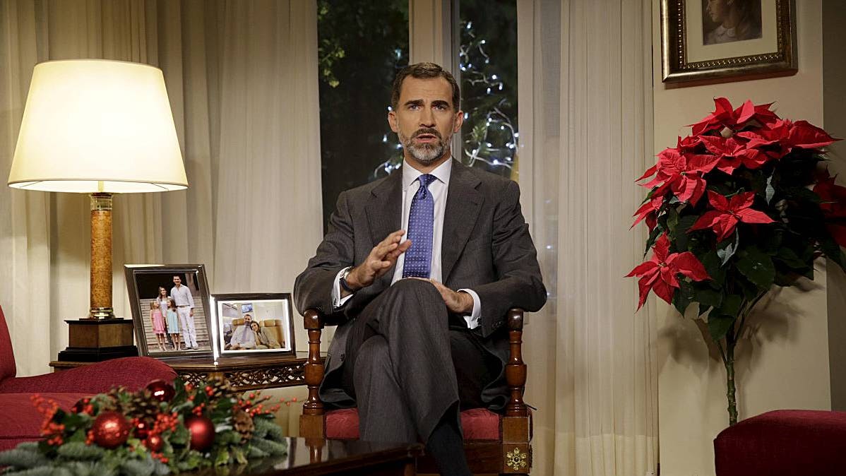 Med fotos af sin familie i baggrunden holdt Spaniens 36-årige konge sin første juletale på TV.
