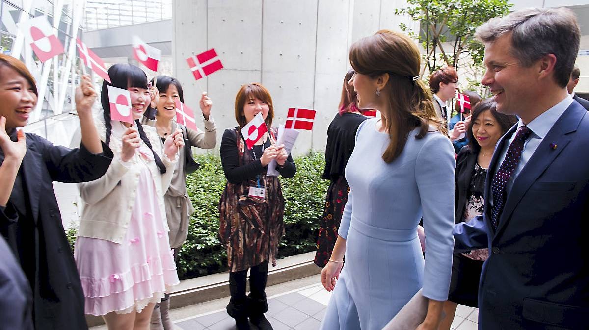 Det danske kronprinspar fik en flot og glad modtagelse af de japanske designstuderende.