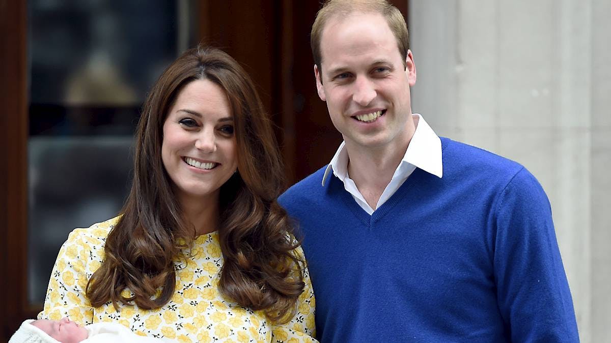 I begyndelsen af maj viste den stolte nybagt far, prins William, sit og hertuginde Cathrines andet barn frem for offentligheden. I dag kan den lille familie fejre hans 33-års fødselsdag