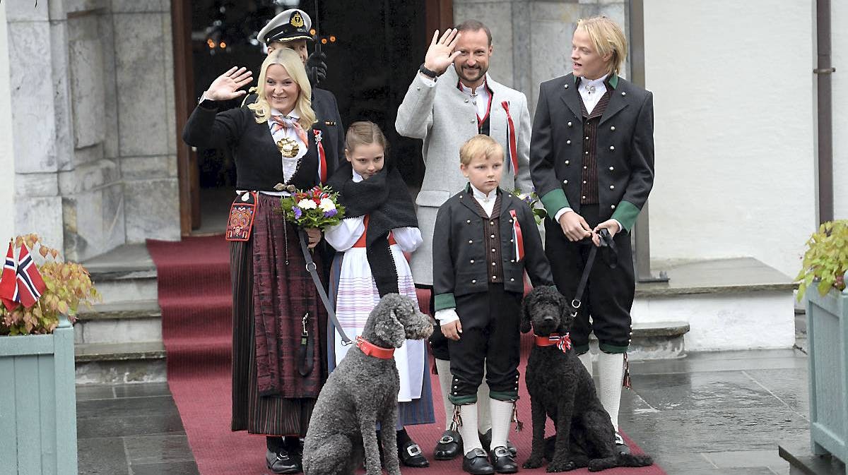 Kronprins Haakon, kronprinsesse Mette-Marit, prinsesse Ingrid Alexandra, prins Sverre Magnus og Marius Borg Høiby.