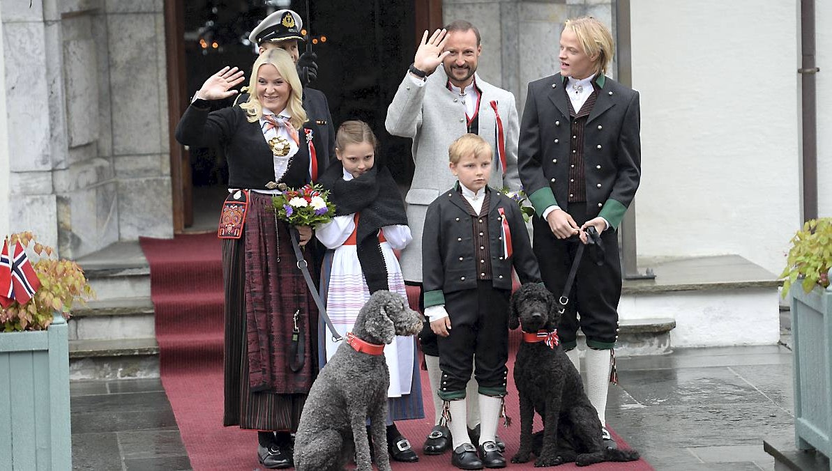 Kronprins Haakon, kronprinsesse Mette-Marit, prinsesse Ingrid Alexandra, prins Sverre Magnus og Marius Borg Høiby.